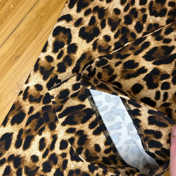 Isaac Mizrahi Leopard print stretch straight-leg pants. Size Small. Worn once. - Picture 4 of 7